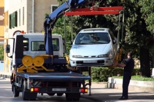 Wer widerrechtlich auf einem Behindertenparkplatz parkt, kann abgeschleppt werden.