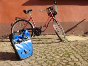 Beim Fahrradfahren im Regen eignet sich ein wasserfester Fahrradrucksack.