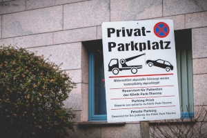 Wann droht für das Parken auf dem Besucherparkplatz eine Strafe?