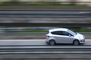 Wenn ein Blitzer Sie mit 18 km/h zu schnell geblitzt hat, kommt ein Bußgeld auf Sie zu