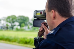 Lag ein Messfehler beim Blitzer vor? Ein Anwalt kann das Protokoll einsehen und überprüfen.