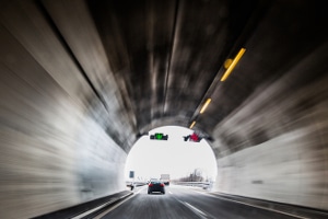 Achtung: Nicht selten befinden sich Blitzer im Tunnel.