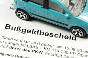 Ein Bußgeld kann es außerorts auch für Abstand-, Alkohol- oder Handyverstöße geben.