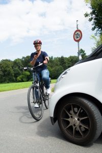 Für die Handynutzung am Steuer während der Fahrt droht ein Bußgeld, sei es Fahrrad oder Auto.