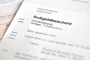 Wird der Bußgeldbescheid nicht bezahlt, droht eine Mahnung. 