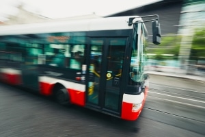 Der Bußgeldkatalog Bus gilt ausschließlich für große Omnibusse. Sog. "Kleinbusse" zählen offiziell zu Pkws.