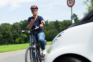 Der Bußgeldkatalog für Radfahrer kennt auch den Tatbestand "Handy auf dem Fahrrad genutzt".