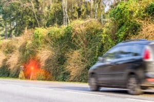 Wiederholungstätern droht bei Tempoverstößen über 25 km/h gemäß Bußgeldkatalog-Verordnung ein Fahrverbot.