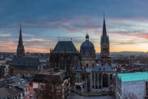 Bei einem Verstoß gegen das Verkehrsrecht ist die Bußgeldstelle Aachen zuständig. NRW hat insgesamt 34 Behörden zur Ahndung von Verkehrsvergehen.