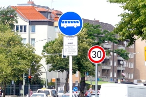 Worauf müssen Autofahrer bei einem Bussonderfahrstreifen achten und wann drohen Sanktionen?