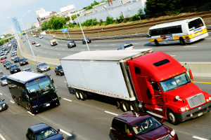 Mit dem C1-Führerschein darf der Inhaber Lkw fahren.