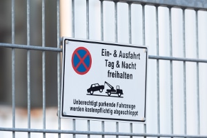 Darf der Abschleppdienst mein Auto einbehalten oder sich weigern, den Standort zu nennen?