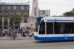 Schienenfahrzeuge darf man in Einbahnstraßen auch links überholen.