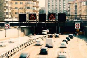 Dauerlichtzeichen: Rote gekreuzte Schrägbalken zeigen zum Beispiel an, dass der Fahrstreifen nicht benutzt werden darf.