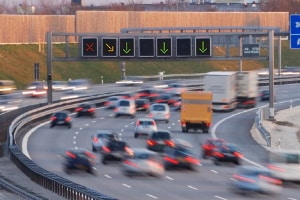 Dauerlichtzeichen zeigen meist an, welche Fahrstreifen frei oder gesperrt sind.