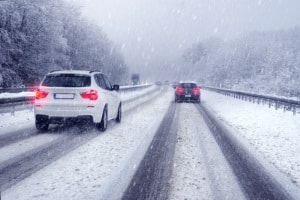 Das Driften kann im Winter unter Strafe gestellt sein, wenn damit eine unangepasste Fahrweise einhergeht. 