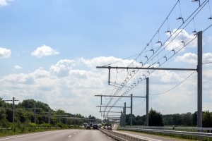 Auf dem E-Highway verlaufen über einer Fahrspur Oberleitungen.