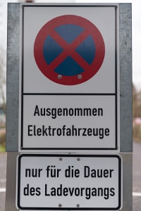 Ein E-Parkplatz ist nur für Fahrzeuge mit E-Kennzeichen gedacht.