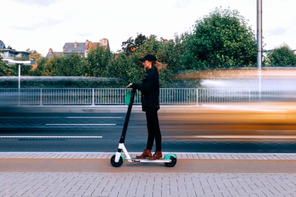 Mit dem E-Scooter fahren, nachdem Alkohol im Spiel war, ist keine gute Idee; erst Recht nicht während der Probezeit.