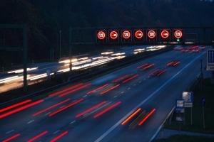 Der falsche Einsatz vom Fernlicht ist eine Ordnungswidrigkeit.