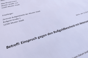 In einigen Fällen lohnt sich ein Einspruch, wenn das Blitzerfoto nicht erkennbar ist.