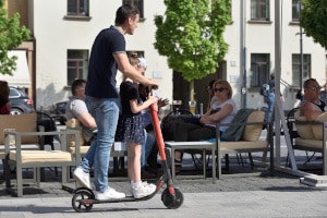 Sie dürfen mit einem Elektrokleinstfahrzeug nicht zu zweit fahren.