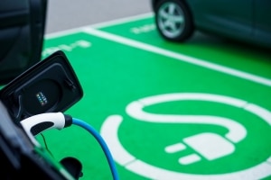 Elektromobilität: Um den Strombedarf zu decken, fördert die Bundesregierung den Bau neuer Ladestationen.
