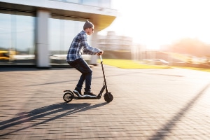 Elektroroller mit Straßenzulassung: Ohne Führerschein dürfen nur E-Scooter gefahren werden.