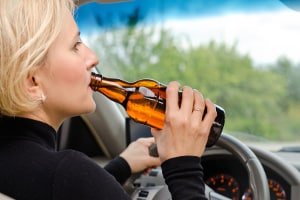 Alkohol am Steuer kann zum Entzug der Fahrerlaubnis führen.