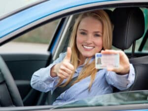 Fahranfänger mit Führerschein in der Hand