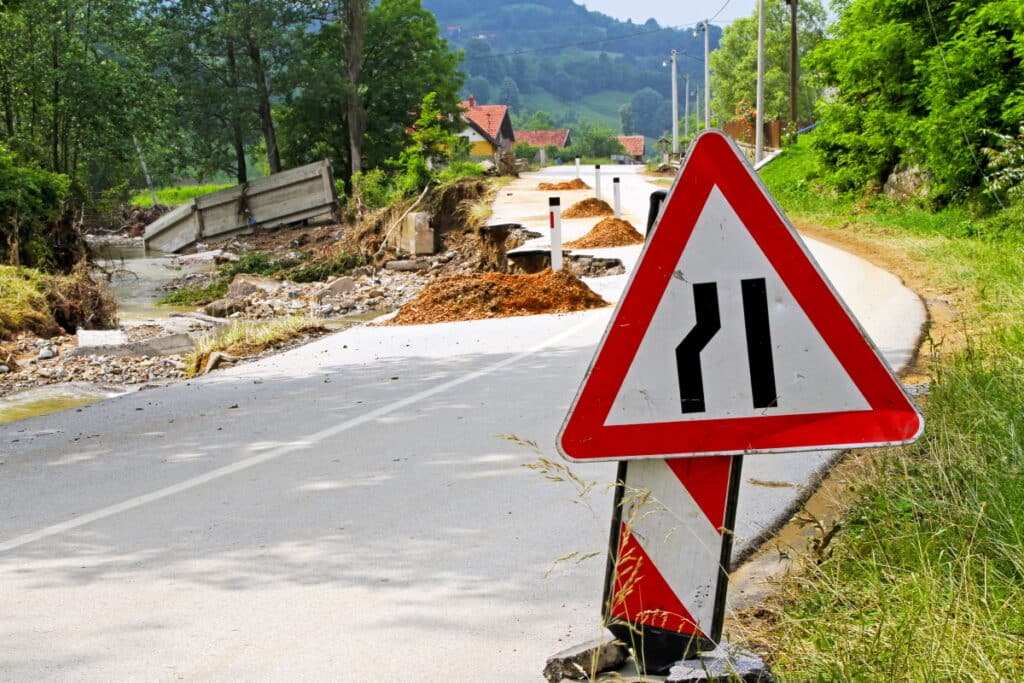 Wird eine Fahrbahnverengung durch ein Schild angekündigt, ist ein besonderes Maß an Aufmerksamkeit gefordert. 