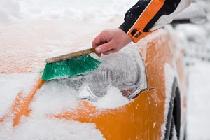 Vor dem Fahren im Schnee, muss das Fahrzeug vollständig von selbigem befreit werden.