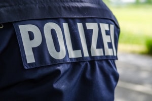 Um keine Fahrerflucht und somit Strafe nach einem Kratzer zu riskieren, sollten Sie die Polizei verständigen. 