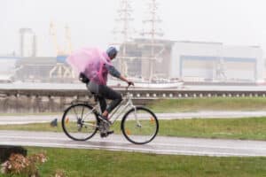 Fahrrad fahren im Regen kann gefährlich sein.