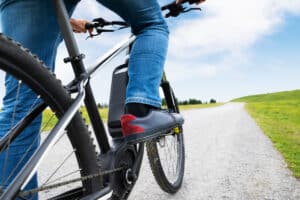 Fahrradfahren im Herbst kann schön sein. Auf der Straße kann es jedoch auch gefährlich werden.