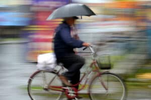 Fahrradfahren im Herbst: Regen birgt Gefahren für Radfahrer.