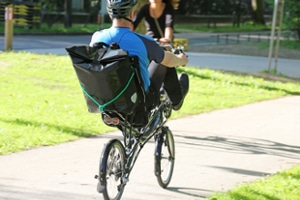 Auf der Fahrradstraße ist erlaubt, dass Radfahrer nebeneinander fahren.