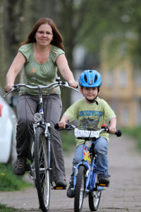 Schlechtes Vorbild: Ein Fahrradsturz ohne Helm ist gefährlich.