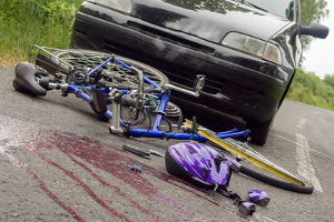 Zusammenstoß mit einem Auto: Gibt es eine Teilschuld beim Fahrradunfall ohne Helm?