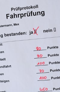 Die Fahrschule findet mit der bestandenen praktischen Fahrprüfung ihren Abschluss.