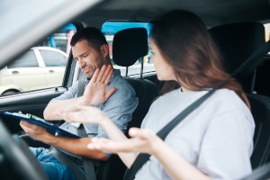 Ein schlechter Fahrlehrer kann ein Grund für den Fahrschulwechsel sein.