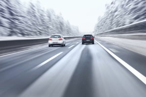 Das Fahrsicherheitstraining mit eigenem Auto bereitet Sie auf das Fahren bei Glatteis vor.