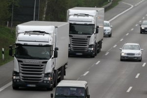 Beim gewerblichen Gütertransport mit dem Lkw ist ein Fahrtenschreiber vorgeschrieben.