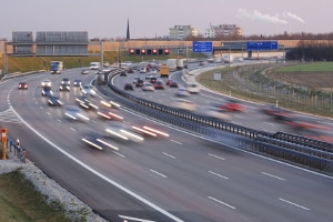 Fahrverbot: Auf der Autobahn eine Geschwindigkeitsüberschreitung zu begehen, kann den Führerschein gefährden.