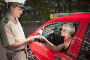 Ging Ihr Fahrzeugbrief verloren, sind Kosten für die Neubeantragung, aber keine Bußgelder zu erwarten.