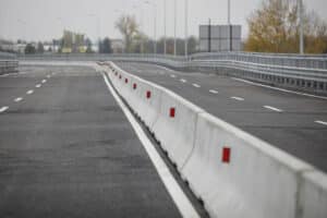 Ein Fahrzeugrückhaltesystem wie die Leitplanke sorgt unter anderem auf der Autobahn für mehr Sicherheit.