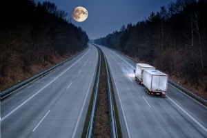 Fernlicht auf der Autobahn ist erlaubt, solange niemand geblendet wird.