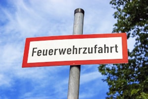 Vor und in einer Feuerwehrzufahrt dürfen Sie weder halten noch parken.