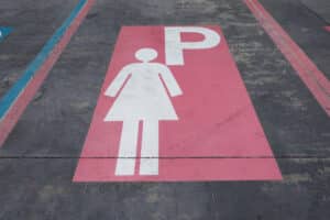 Frauenparkplätze: In der StVO sind die Parkflächen nur für weibliche Verkehrsteilnehmer nicht definiert.