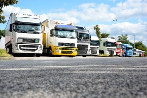 Mit dem Führerschein CE dürfen schwere Lkw mit großen Anhängern gefahren werden. 